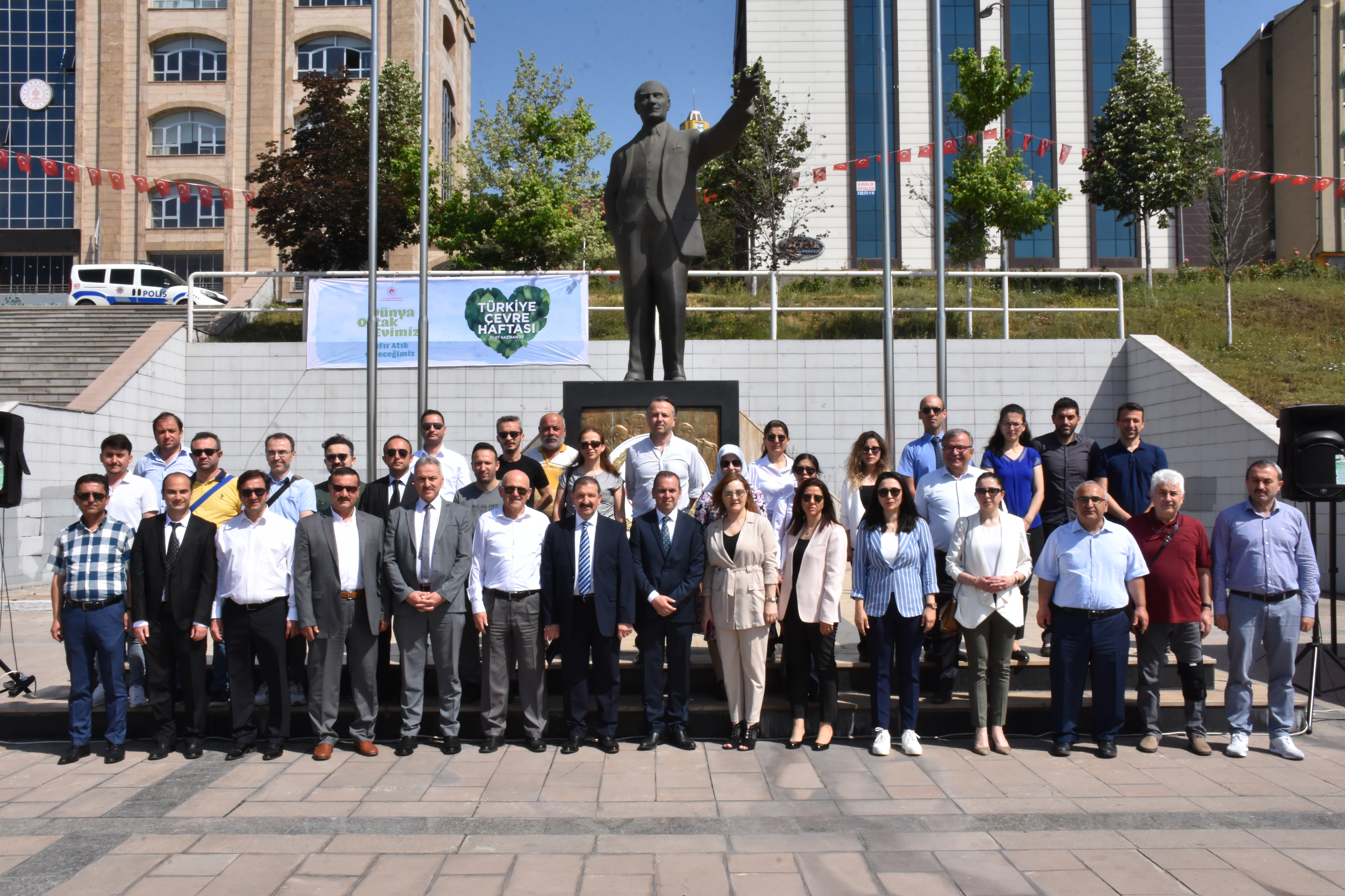 Atatürk Anıtına Çelenk Koyma Töreni Düzenlendi ve Sayın Valimiz Fuat GÜREL ziyaret edildi.