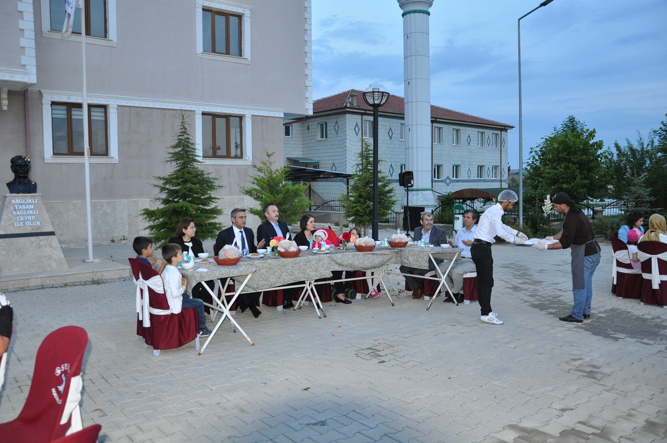 ÇEVRE VE ŞEHİRCİLİK İL MÜDÜRLÜĞÜ PERSONELİ  HİZMET BİNASI BAHÇESİNDE İFTARDA BULUŞTU