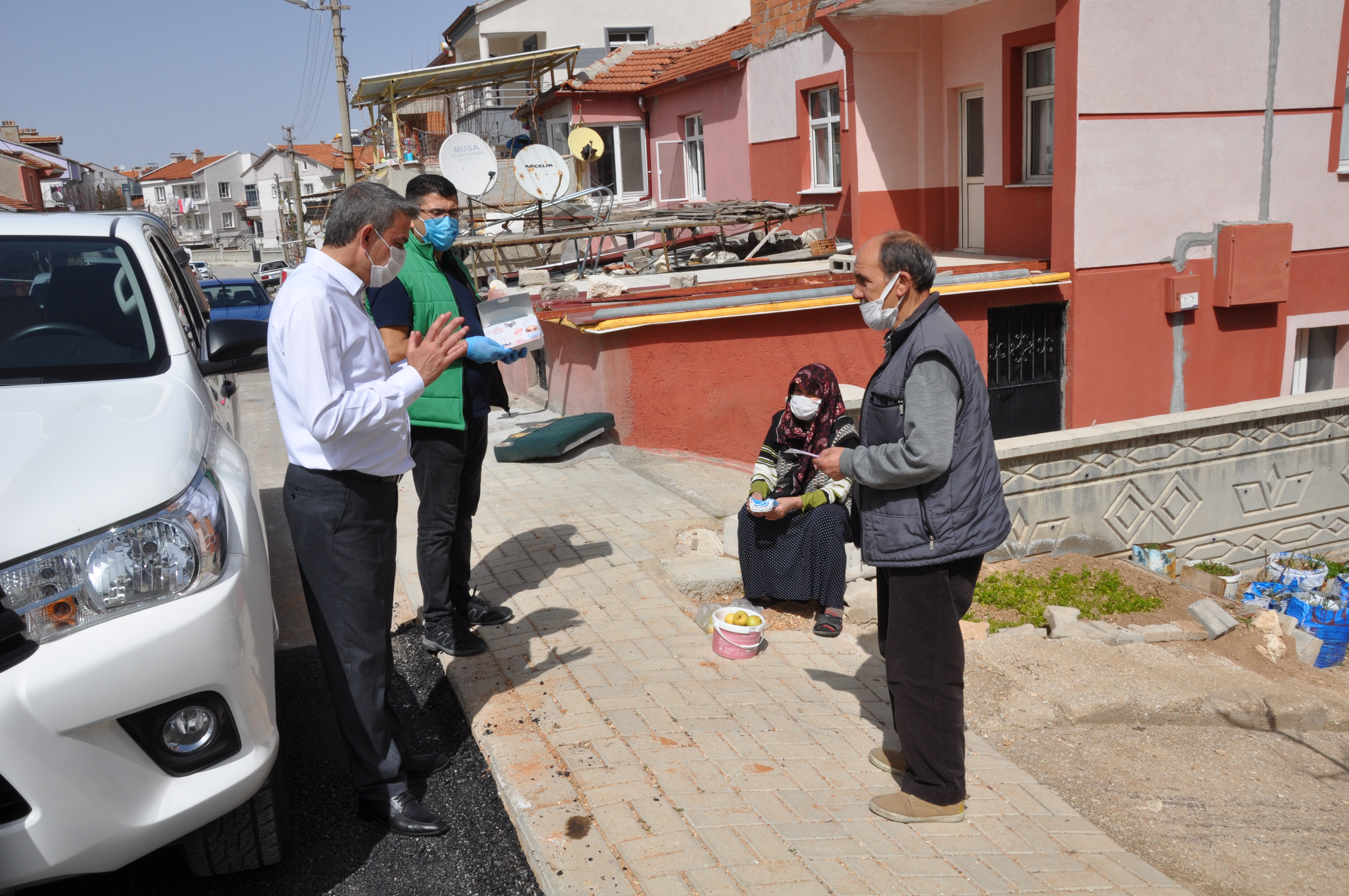 COVİD-19 TEDBİRLERİ KAPSAMINDA İLİMİZ HÜRRİYET MAHALLESİNDE EV ZİYARETLERİNDE BULUNULDU