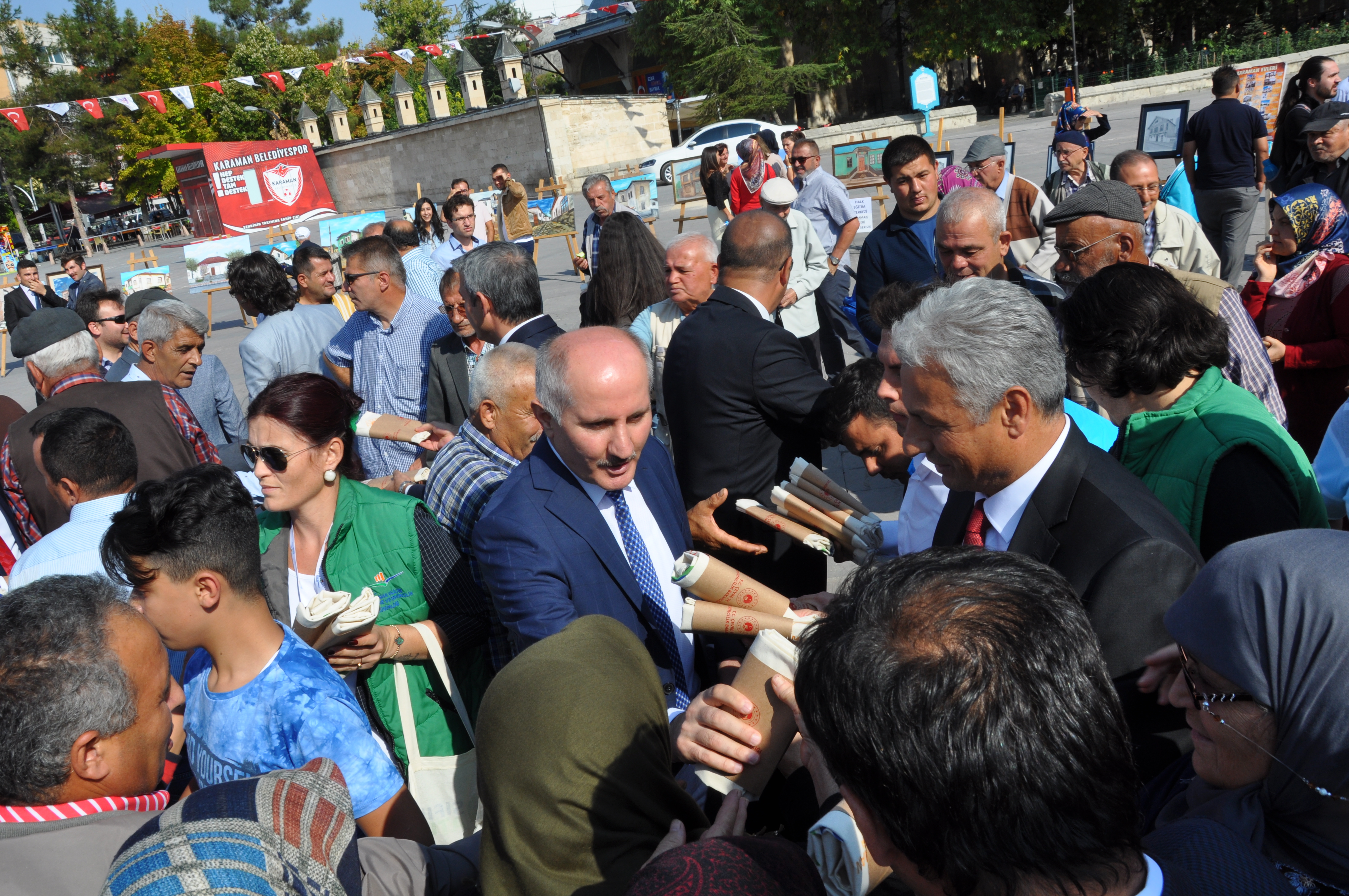 VATANDAŞLARA BEZ ÇANTA DAĞITIMI