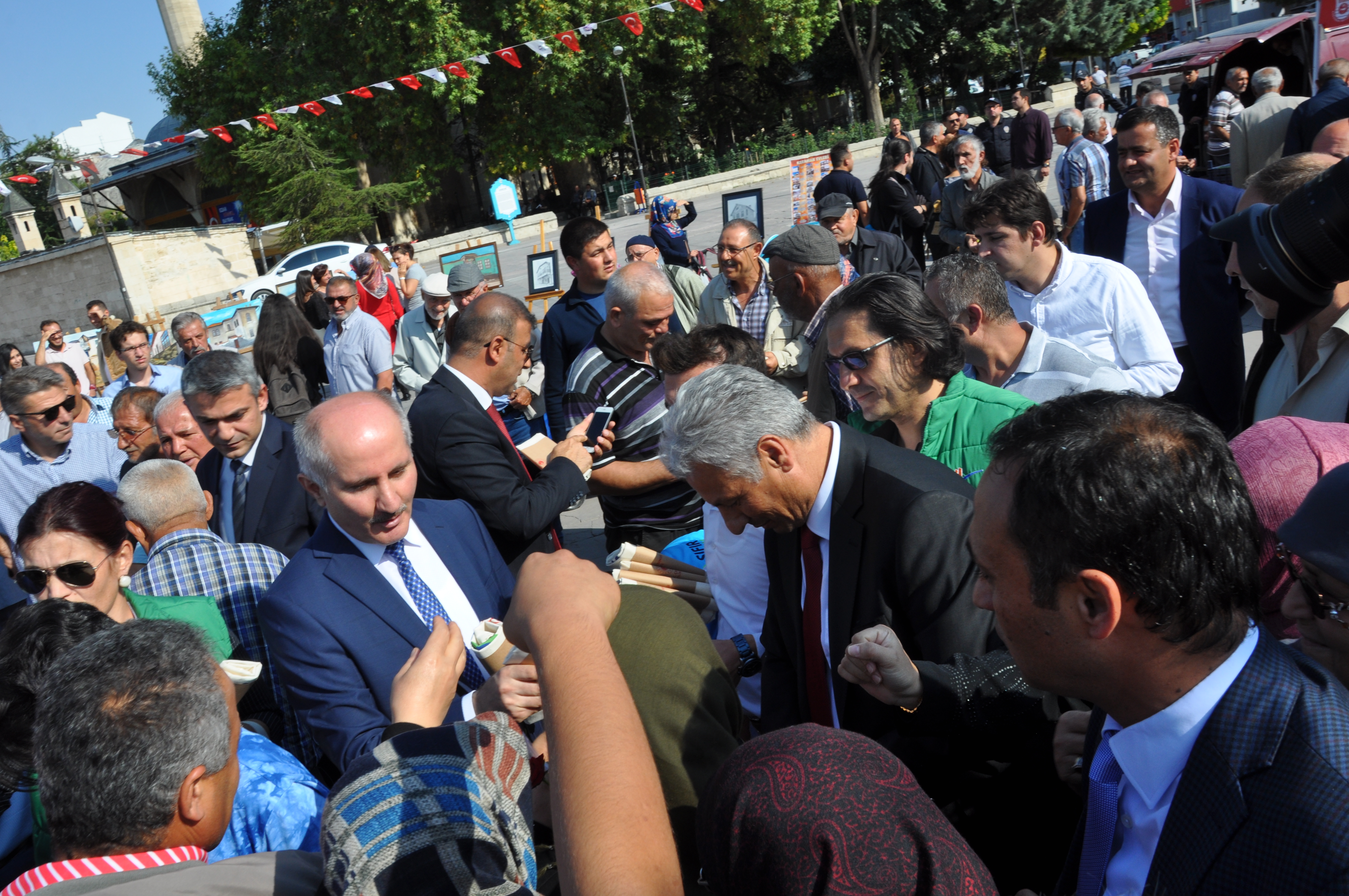 VATANDAŞLARA BEZ ÇANTA DAĞITIMI