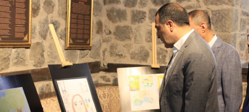 5 Haziran Çevre Haftası Etkinliğimiz 1-7 Haziran Çevre Haftası programı kapsamında Kars Valisi Sayın Türker ÖKSÜZ’ün de katılımıyla resim sergisi, çevre yürüyüşü, çöp toplama ve ağaç dikimi etkinlikleri düzenlenmiştir