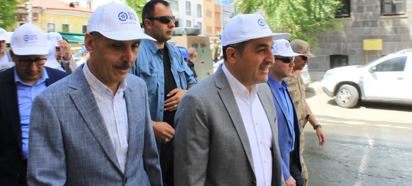 5 Haziran Çevre Haftası Etkinliğimiz 1-7 Haziran Çevre Haftası programı kapsamında Kars Valisi Sayın Türker ÖKSÜZ’ün de katılımıyla resim sergisi, çevre yürüyüşü, çöp toplama ve ağaç dikimi etkinlikleri düzenlenmiştir