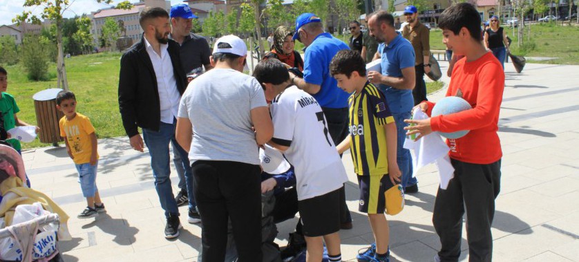 5 Haziran Çevre Haftası Etkinliğimiz 1-7 Haziran Çevre Haftası programı kapsamında Kars Valisi Sayın Türker ÖKSÜZ’ün de katılımıyla resim sergisi, çevre yürüyüşü, çöp toplama ve ağaç dikimi etkinlikleri düzenlenmiştir