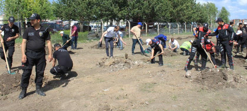 5 Haziran Çevre Haftası Etkinliğimiz 1-7 Haziran Çevre Haftası programı kapsamında Kars Valisi Sayın Türker ÖKSÜZ’ün de katılımıyla resim sergisi, çevre yürüyüşü, çöp toplama ve ağaç dikimi etkinlikleri düzenlenmiştir