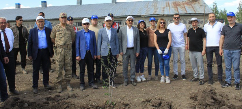 5 Haziran Çevre Haftası Etkinliğimiz 1-7 Haziran Çevre Haftası programı kapsamında Kars Valisi Sayın Türker ÖKSÜZ’ün de katılımıyla resim sergisi, çevre yürüyüşü, çöp toplama ve ağaç dikimi etkinlikleri düzenlenmiştir