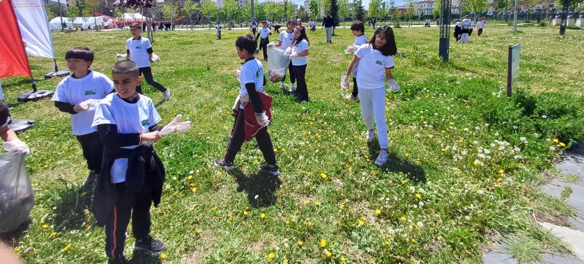 5 Haziran Türkiye Çevre haftası kapsamında  Kars Merkez ATATÜRK İlköğretim okulu Öğrencileri ve personellerimizin katılımlarıyla Millet Bahçesinde Çevre temizliği yapılmıştır.