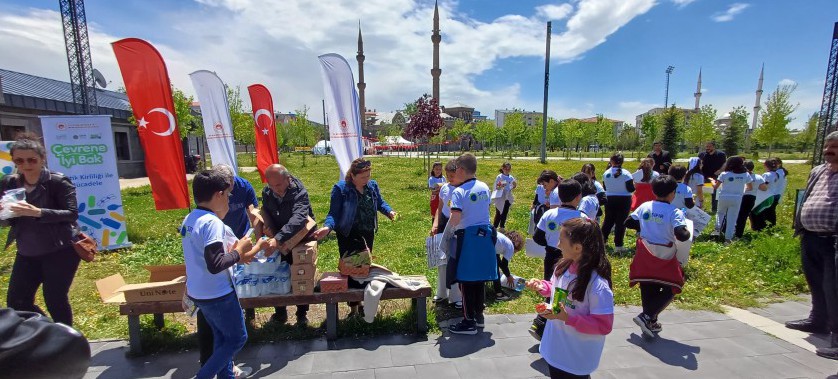 5 Haziran Türkiye Çevre haftası kapsamında  Kars Merkez ATATÜRK İlköğretim okulu Öğrencileri ve personellerimizin katılımlarıyla Millet Bahçesinde Çevre temizliği yapılmıştır.