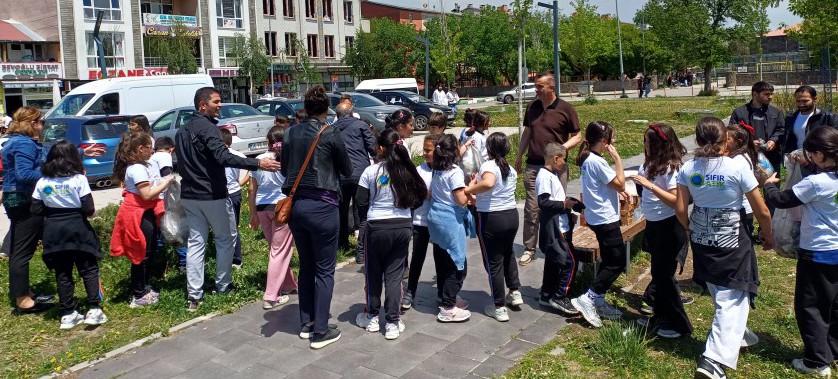 5 Haziran Türkiye Çevre haftası kapsamında  Kars Merkez ATATÜRK İlköğretim okulu Öğrencileri ve personellerimizin katılımlarıyla Millet Bahçesinde Çevre temizliği yapılmıştır.