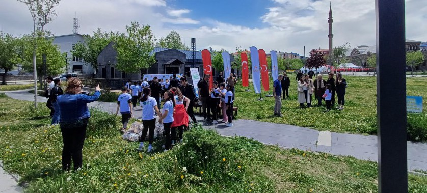 5 Haziran Türkiye Çevre haftası kapsamında  Kars Merkez ATATÜRK İlköğretim okulu Öğrencileri ve personellerimizin katılımlarıyla Millet Bahçesinde Çevre temizliği yapılmıştır.