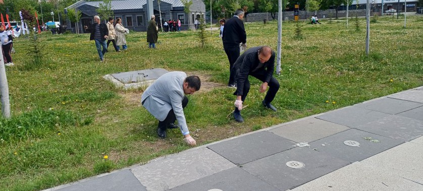 5 Haziran Türkiye Çevre haftası kapsamında  Kars Merkez ATATÜRK İlköğretim okulu Öğrencileri ve personellerimizin katılımlarıyla Millet Bahçesinde Çevre temizliği yapılmıştır.