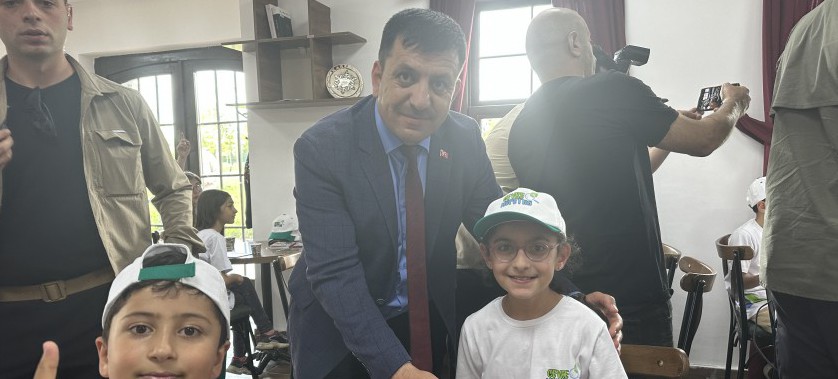 Çevre haftası etkinlikleri kapsamında ilimiz kamu kurum ve kuruluşların amirleri, geleceğimizin teminatı sevgili çocuklar ve personelimiz ile çevre farkındalık yürüyüşü yapıldı