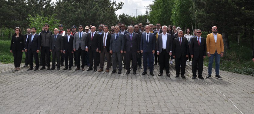 Çıldır Gölüne depremzedeler anısına çelenk bırakıldı