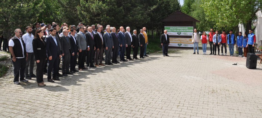 Çıldır Gölüne depremzedeler anısına çelenk bırakıldı