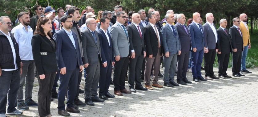 Çıldır Gölüne depremzedeler anısına çelenk bırakıldı