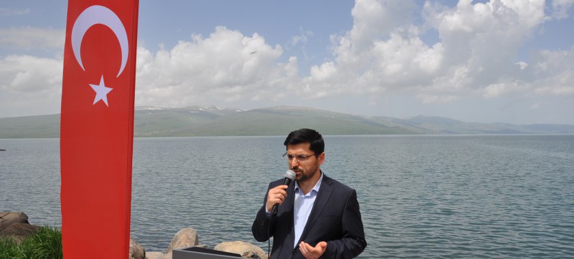 Çıldır Gölüne depremzedeler anısına çelenk bırakıldı