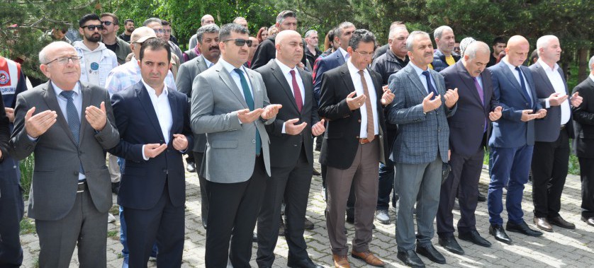 Çıldır Gölüne depremzedeler anısına çelenk bırakıldı