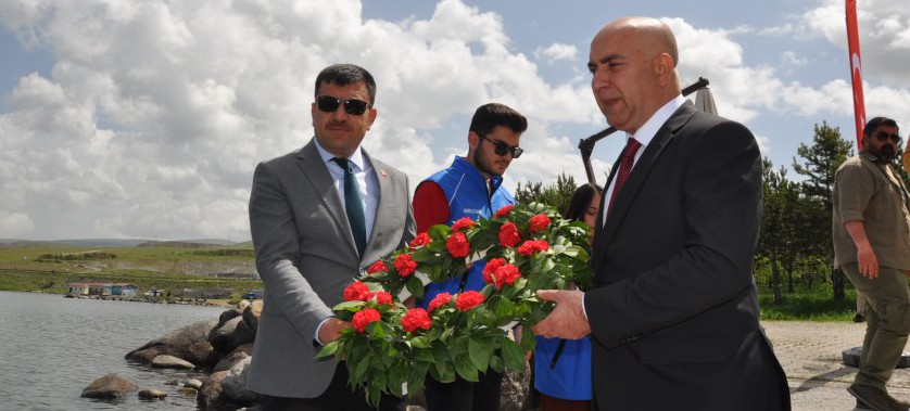 Çıldır Gölüne depremzedeler anısına çelenk bırakıldı