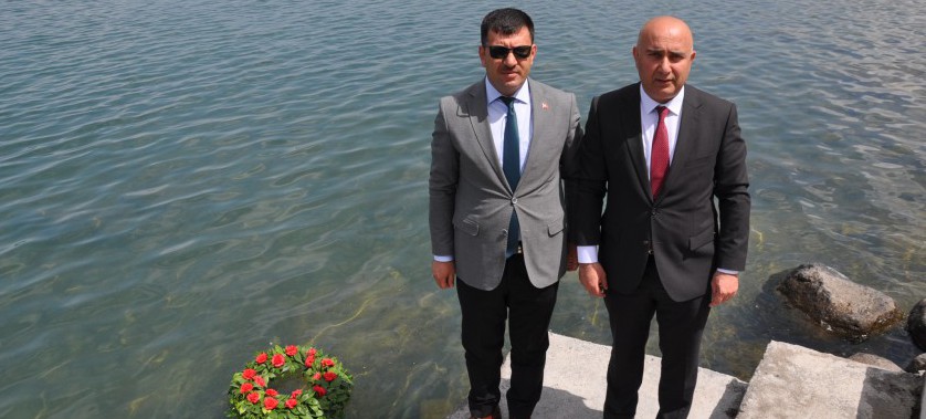 Çıldır Gölüne depremzedeler anısına çelenk bırakıldı
