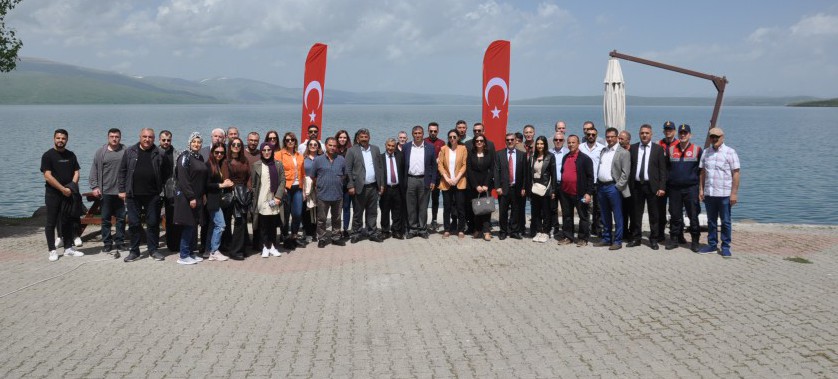 Çıldır Gölüne depremzedeler anısına çelenk bırakıldı