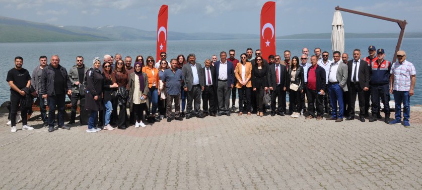 Çıldır Gölüne depremzedeler anısına çelenk bırakıldı