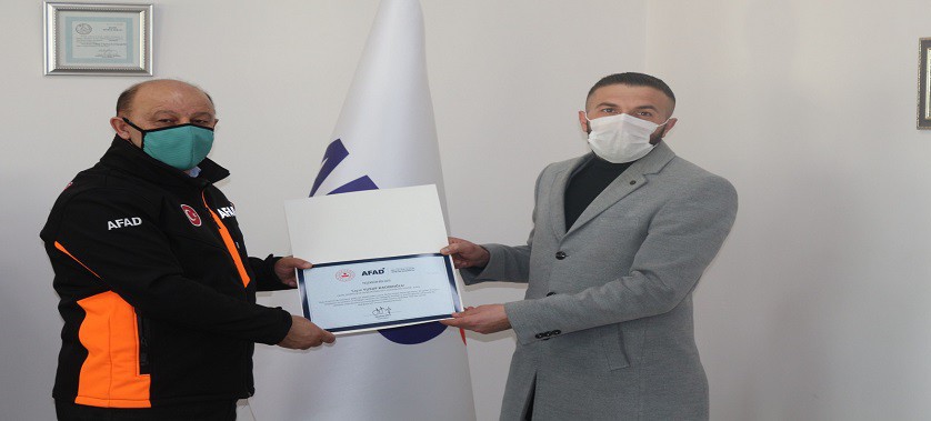 İl Afet  ve Acil Durum İl Müdürlüğü'nde Rize ilinde meydana gelen sel ve su baskını nedeniyle hasar tespit çalışmalarına katılan  personellerimize  Teşekkür Belgesi verildi