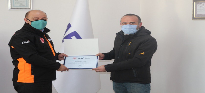 İl Afet  ve Acil Durum İl Müdürlüğü'nde Rize ilinde meydana gelen sel ve su baskını nedeniyle hasar tespit çalışmalarına katılan  personellerimize  Teşekkür Belgesi verildi