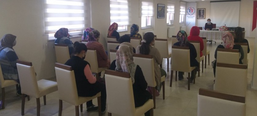 İl Müdürlüğümüz personelleri Çevre Mühendisi Erengül YILMAZ ve Çevre Mühendisi Berfin GENÇ tarafından; Murat Çobanoğlu Kız Öğrenci Yurdunda 03 Aralık 2021 tarihinde Sıfır Atık Projesi hakkında bir eğitim düzenlenmiştir.