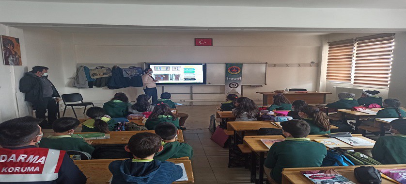 İl Müdürlüğümüz ve TAP Derneği ile birlikte yapılan okullarda atık pil toplama yarışmasında, ödül hak eden Cevriye TATİŞ Ortaokulu ziyaret edilerek, okul öğrencilerine sıfır atık eğitimi verilmiş, Çevre ve Çocuk dergisi dağıtılmış ve satranç takımı ödülü