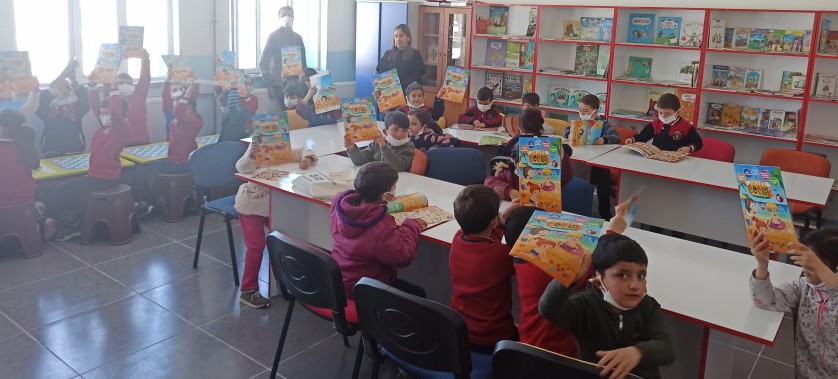 İl Müdürlüğümüz ve TAP Derneği ile birlikte yapılan okullarda atık pil toplama yarışmasında, ödül hak eden Aydın TANRIVERDİ İlkokulu ziyaret edilerek, okul öğrencilerine sıfır atık eğitimi verilmiş