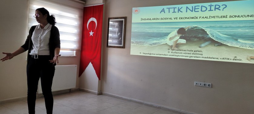 İl Müdürlüğümüz Çevre Yönetim ve Denetimi Şube Müdürlüğünce 18.10.2022 tarihinde Murat Çobanoğlu KYK Kız Öğrenci Yurduna Sıfır Atık kapsamında eğitim düzenlenmiştir.