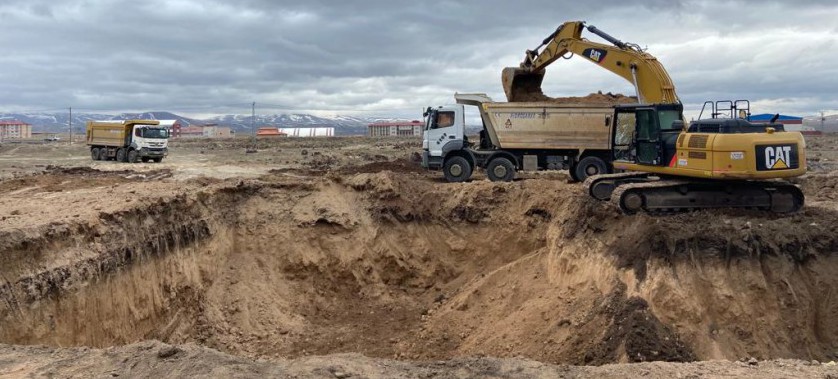 İl Müdürlüğümüzün yeni hizmet binası inşaatının yer teslimi  03.04.2023 tarihinde yapılmış olup hafriyat çalışmalarına başlanmıştır.