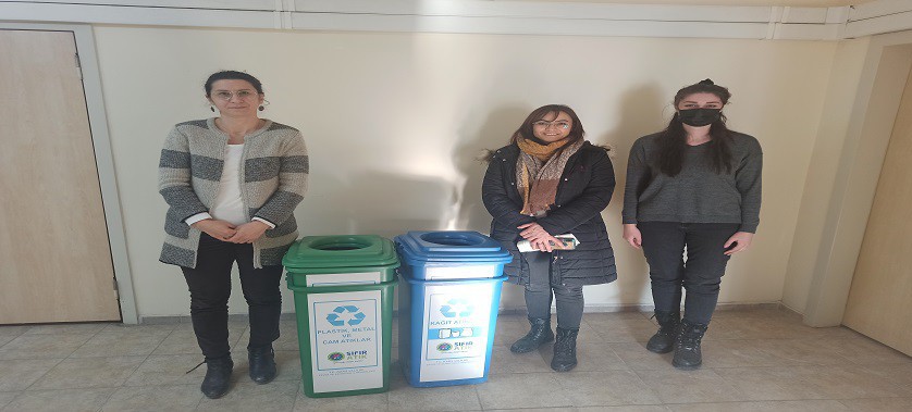 İlimizdeki okullarda Sıfır Atık bilincini yaygınlaştırmak amacıyla 5 Haziran Dünya Çevre Günü kapsamında almış olduğumuz atık geri dönüşüm kutularının dağıtımları gerçekleştirilmiştir.