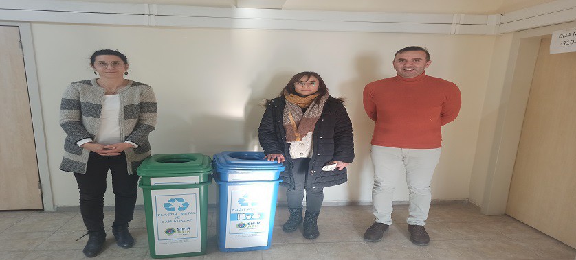 İlimizdeki okullarda Sıfır Atık bilincini yaygınlaştırmak amacıyla 5 Haziran Dünya Çevre Günü kapsamında almış olduğumuz atık geri dönüşüm kutularının dağıtımları gerçekleştirilmiştir.