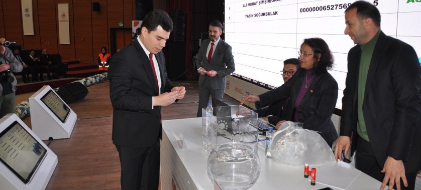Kars’ta, 'İlk Evim, İlk İş Yerim' projesinde bin sosyal konut için kura çekildi