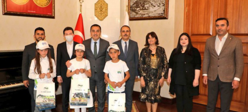 Türkiye Çevre Etkinlikleri Kapsamında Sayın Valimizi ziyaret ettik ve sıfır atık, geri dönüşüm ve iklim değişikliği konularında yapılan resimler için öğrencilere ödüller verildi
