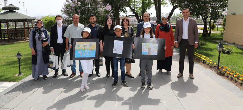 Türkiye Çevre Etkinlikleri Kapsamında Sayın Valimizi ziyaret ettik ve sıfır atık, geri dönüşüm ve iklim değişikliği konularında yapılan resimler için öğrencilere ödüller verildi