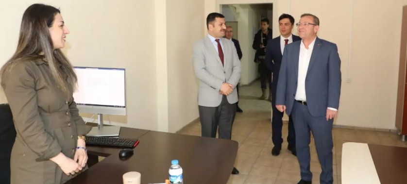 Valimiz Sayın Ziya Polat, İl Müdürlüğümüzü ziyaret etti.   İl Müdürümüz Rahmi Toktaş'tan Müdürlüğümüzün çalışmaları ile ilgili kapsamlı brifing alan Sayın Valimiz, bağlı birimlerde incelemelerde bulunarak, görevli personele çalışmalarında başarılar diledi