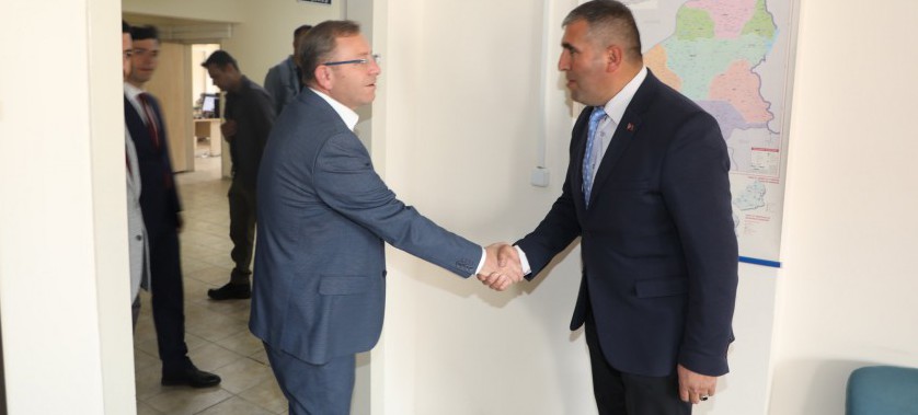 Valimiz Sayın Ziya Polat, İl Müdürlüğümüzü ziyaret etti.   İl Müdürümüz Rahmi Toktaş'tan Müdürlüğümüzün çalışmaları ile ilgili kapsamlı brifing alan Sayın Valimiz, bağlı birimlerde incelemelerde bulunarak, görevli personele çalışmalarında başarılar diledi