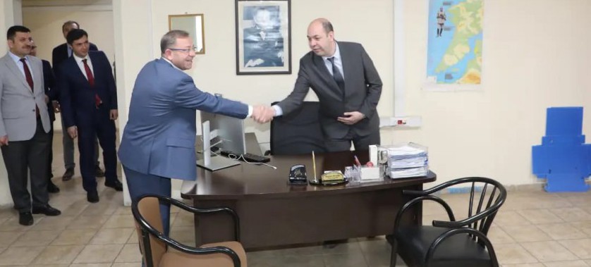 Valimiz Sayın Ziya Polat, İl Müdürlüğümüzü ziyaret etti.   İl Müdürümüz Rahmi Toktaş'tan Müdürlüğümüzün çalışmaları ile ilgili kapsamlı brifing alan Sayın Valimiz, bağlı birimlerde incelemelerde bulunarak, görevli personele çalışmalarında başarılar diledi