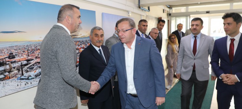 Valimiz Sayın Ziya Polat, İl Müdürlüğümüzü ziyaret etti.   İl Müdürümüz Rahmi Toktaş'tan Müdürlüğümüzün çalışmaları ile ilgili kapsamlı brifing alan Sayın Valimiz, bağlı birimlerde incelemelerde bulunarak, görevli personele çalışmalarında başarılar diledi