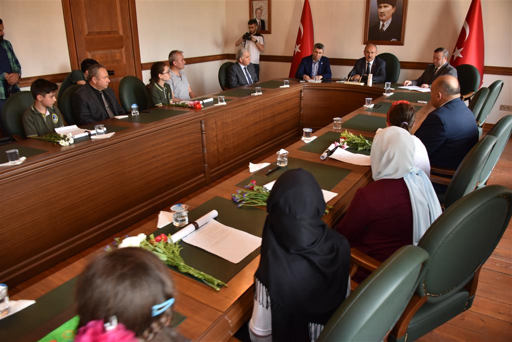 5 Haziran Dünya Çevre Günü Kapsamında Düzenlenen Resim, Kompozisyon ve Şiir Yarışmasında Dereceye Giren Öğrencilere Ödülleri verildi.