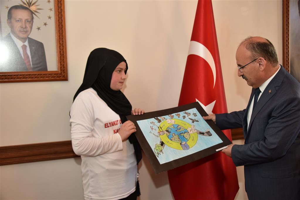 5 Haziran Dünya Çevre Günü Kapsamında Düzenlenen Resim, Kompozisyon ve Şiir Yarışmasında Dereceye Giren Öğrencilere Ödülleri verildi.