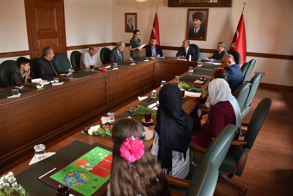 5 Haziran Dünya Çevre Günü Kapsamında Düzenlenen Resim, Kompozisyon ve Şiir Yarışmasında Dereceye Giren Öğrencilere Ödülleri verildi.