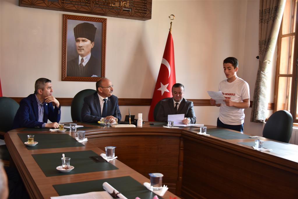 5 Haziran Dünya Çevre Günü Kapsamında Düzenlenen Resim, Kompozisyon ve Şiir Yarışmasında Dereceye Giren Öğrencilere Ödülleri verildi.