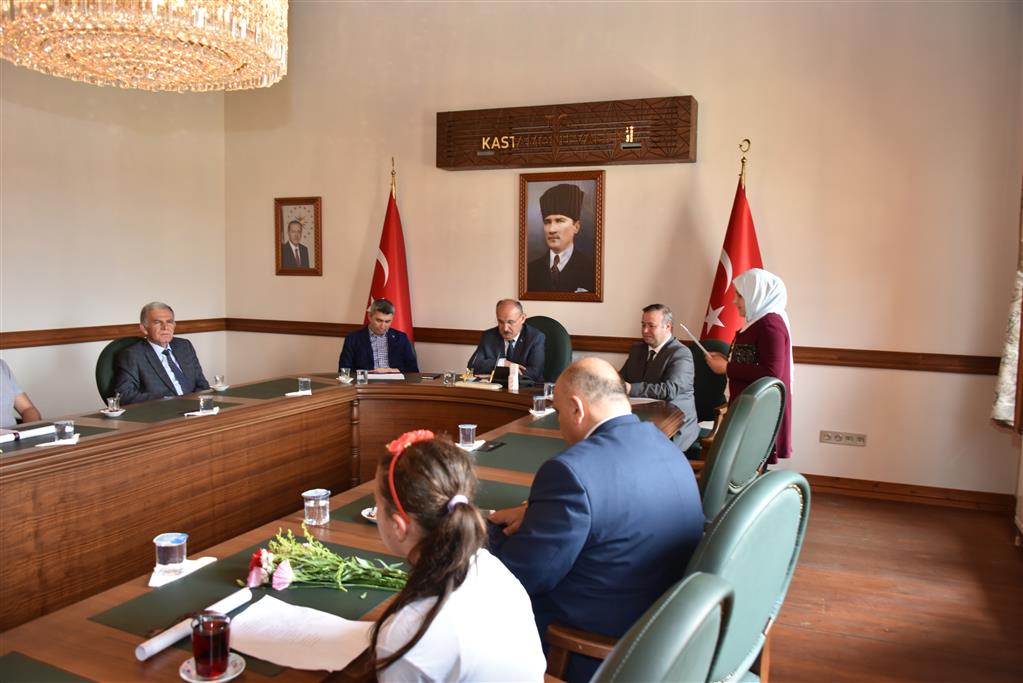 5 Haziran Dünya Çevre Günü Kapsamında Düzenlenen Resim, Kompozisyon ve Şiir Yarışmasında Dereceye Giren Öğrencilere Ödülleri verildi.