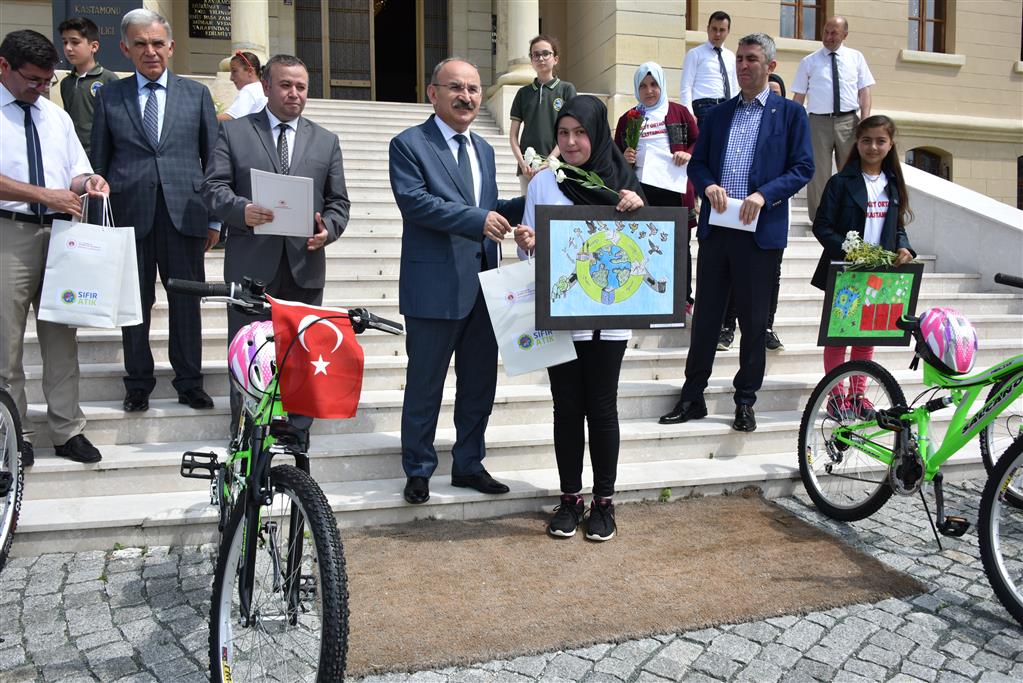 5 Haziran Dünya Çevre Günü Kapsamında Düzenlenen Resim, Kompozisyon ve Şiir Yarışmasında Dereceye Giren Öğrencilere Ödülleri verildi.