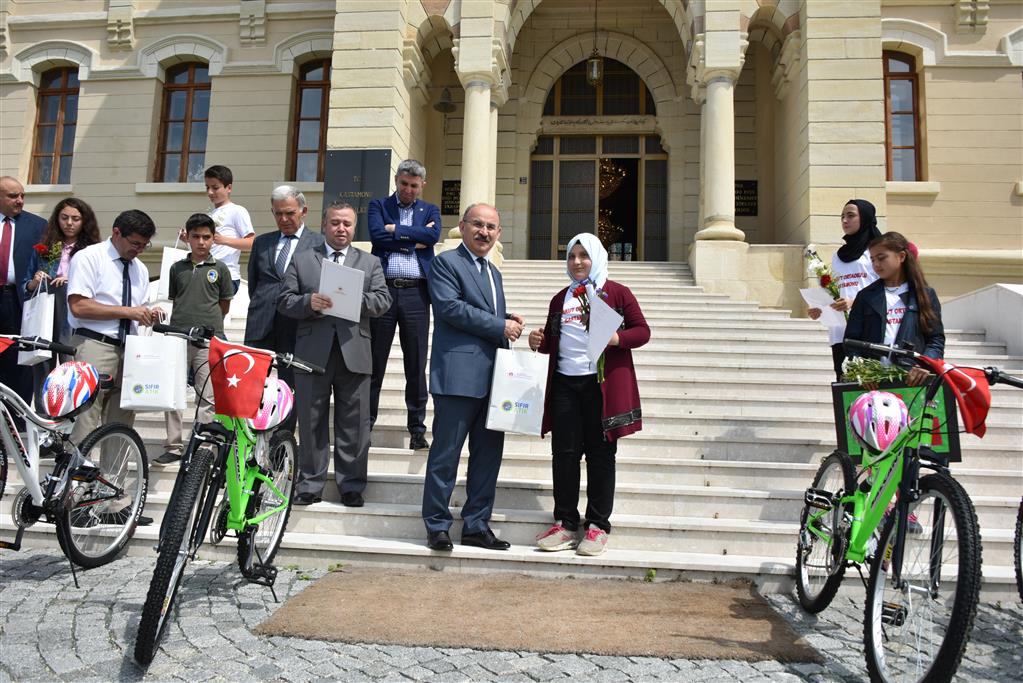 5 Haziran Dünya Çevre Günü Kapsamında Düzenlenen Resim, Kompozisyon ve Şiir Yarışmasında Dereceye Giren Öğrencilere Ödülleri verildi.