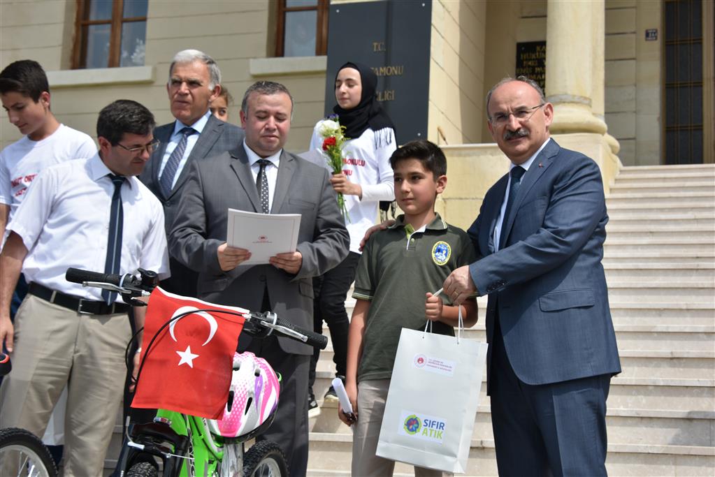 5 Haziran Dünya Çevre Günü Kapsamında Düzenlenen Resim, Kompozisyon ve Şiir Yarışmasında Dereceye Giren Öğrencilere Ödülleri verildi.