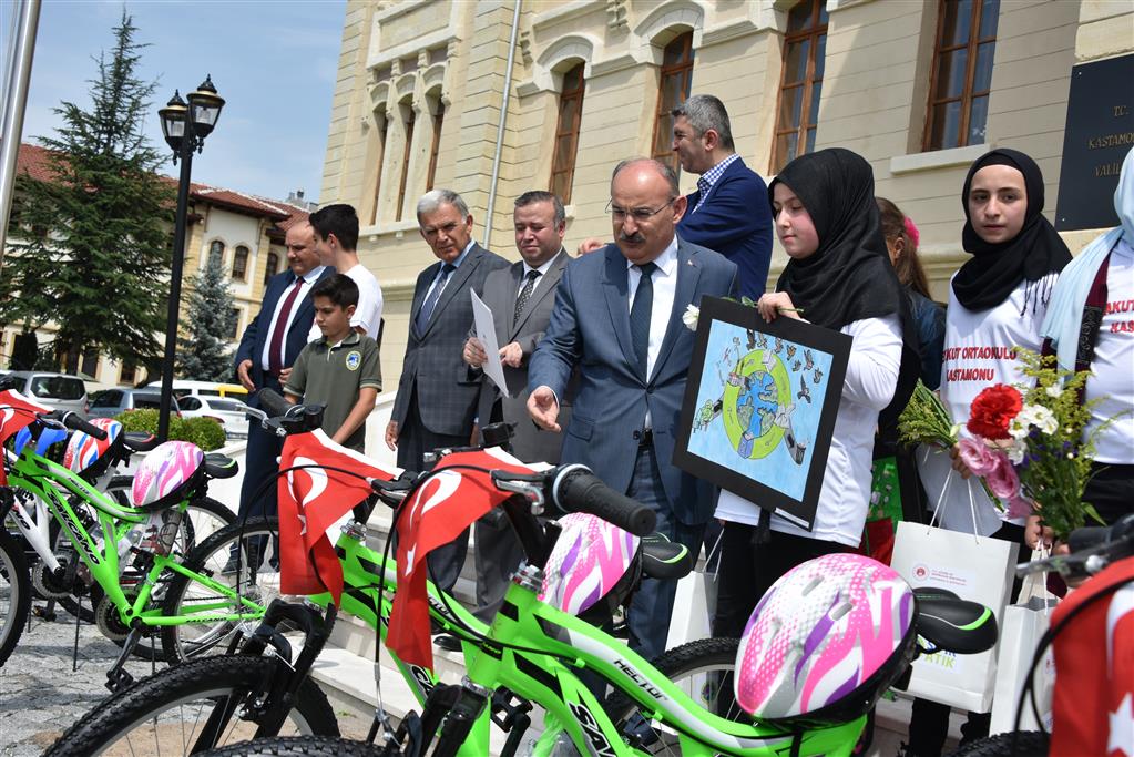 5 Haziran Dünya Çevre Günü Kapsamında Düzenlenen Resim, Kompozisyon ve Şiir Yarışmasında Dereceye Giren Öğrencilere Ödülleri verildi.